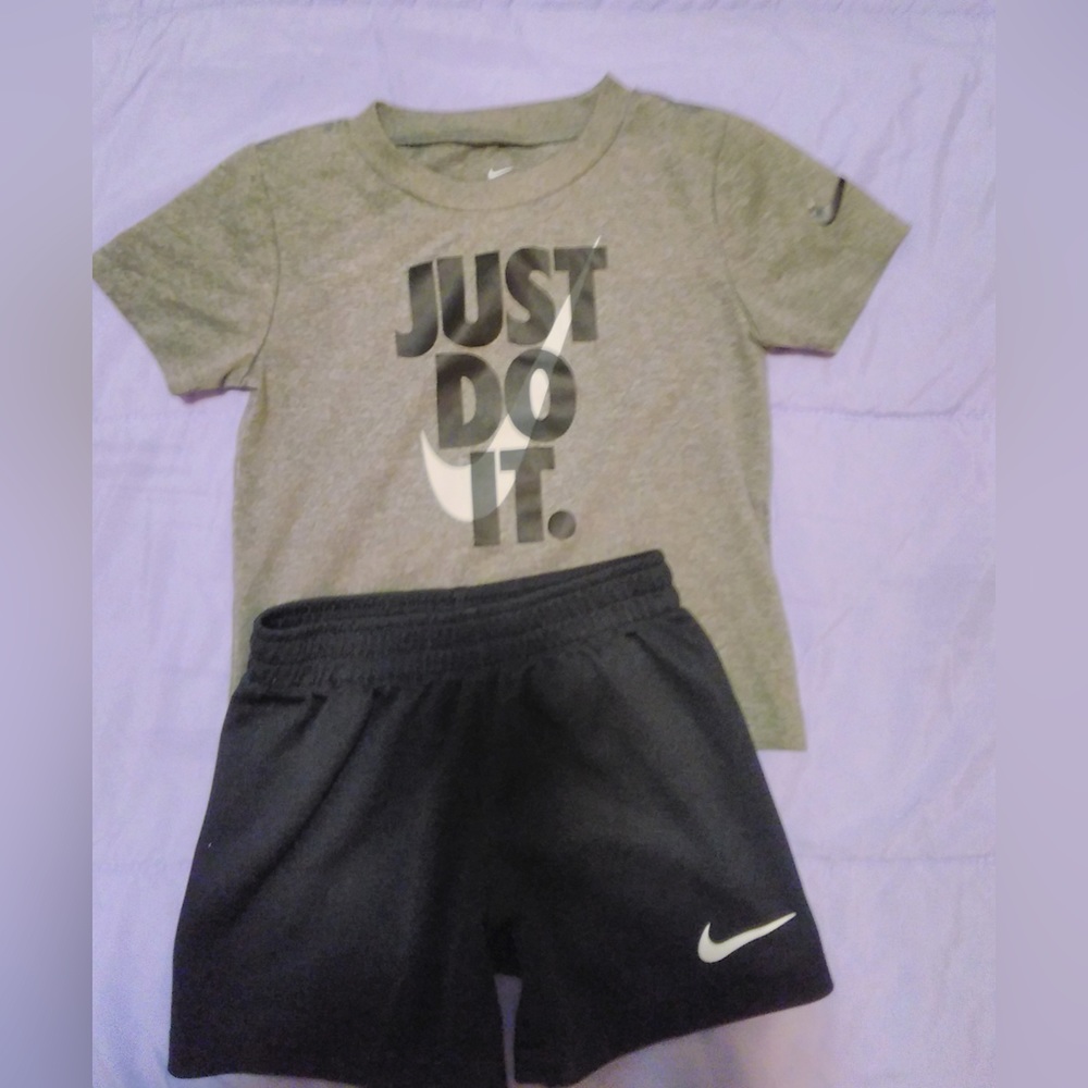 Nike toddler boy 2 piece shirt and shirt set In perfect condition . Size 2T